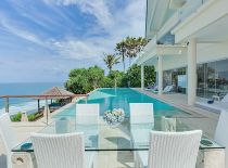 Villa Grand Cliff Ungasan, Terrasse en bord de piscine